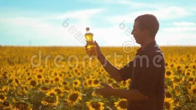 日落时分，农夫手里拿着一瓶<strong>葵花油</strong>。 葵花籽油能改善皮肤健康，促进细胞生长